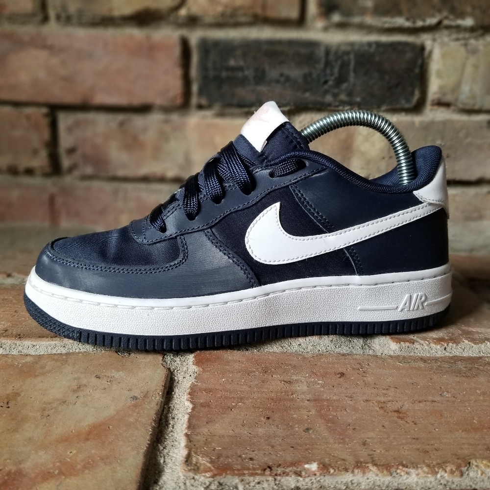 Nike Women's Athletic Shoes - Navy and White